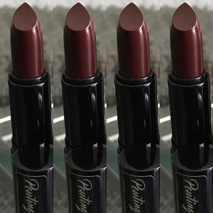 Lavishing Matte Lipstick in the shade Manic